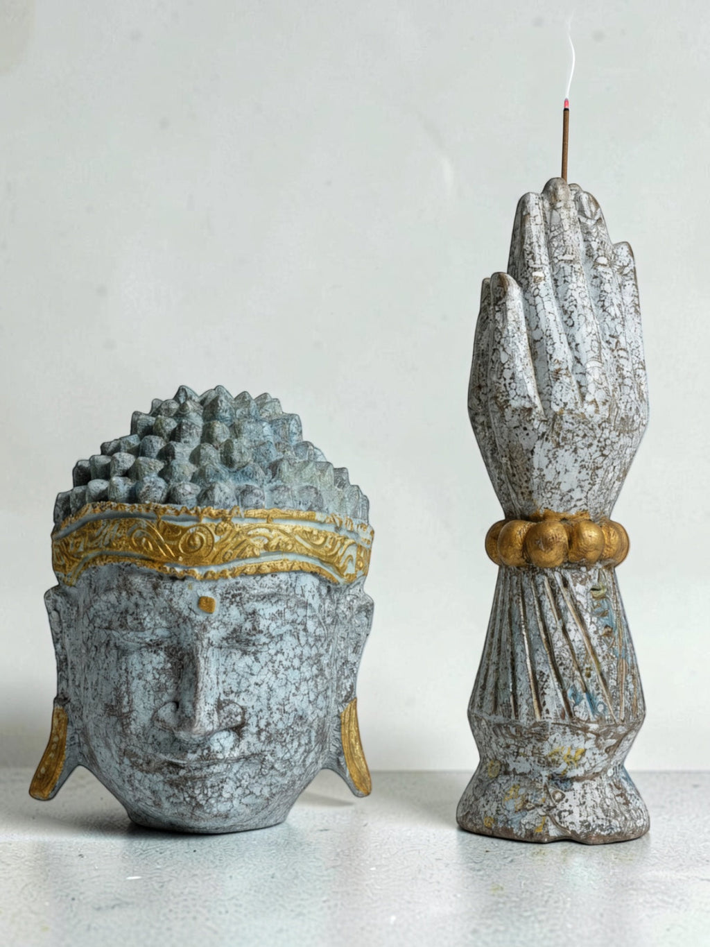 AYOMI Zen Buda heykeli ve dua eden el tütsülüğü seti, mavi-yeşil arası dokulu patina masif ahşap, el oyması