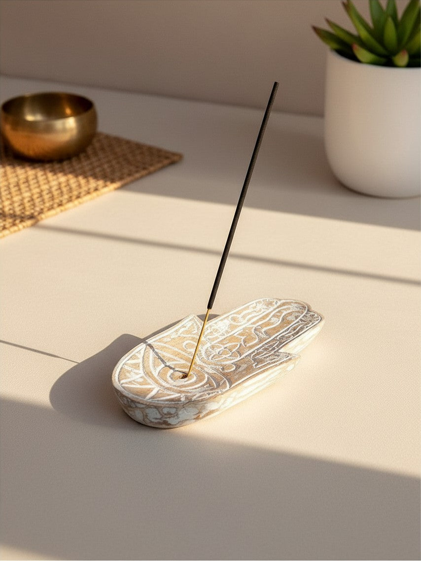 Eli şeklinde büyük ahşap tütsülük lifestyle görsel, tütsü çubuğu ile.